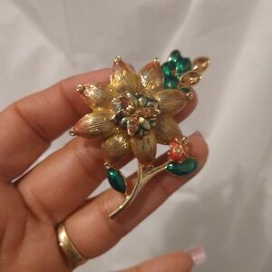 Elegant Floral Brooch with Gold and Green Accents